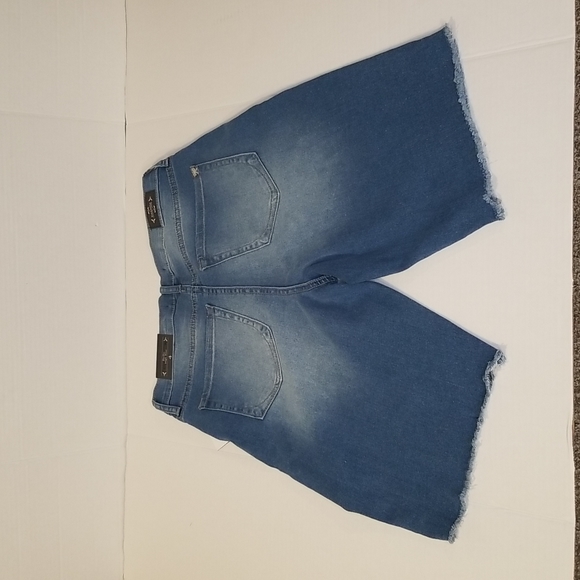 ANTHROPOLOGIE size 4 Womens High rise Stretch Denim Bermuda Shorts Medium Wash - Picture 2 of 3